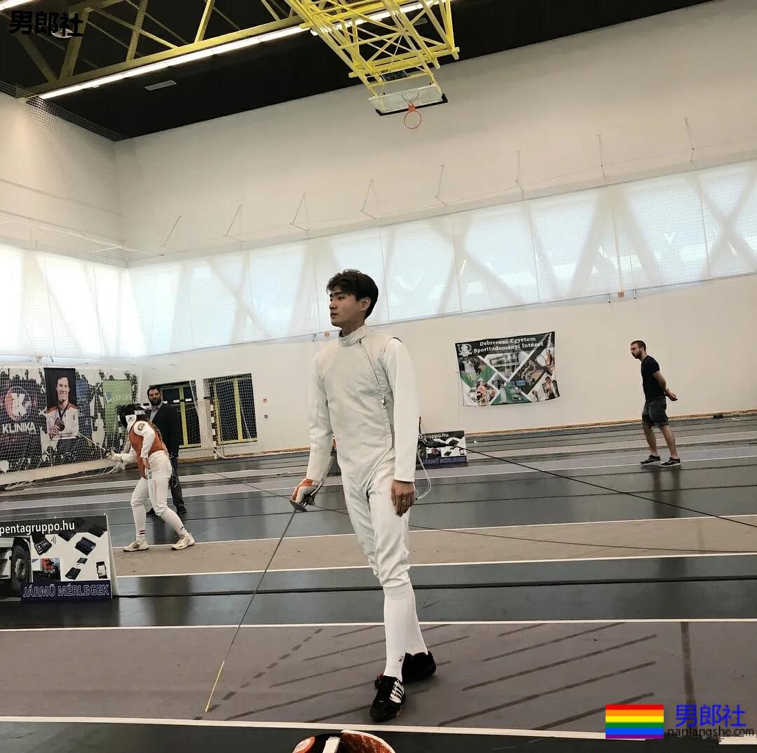 让何炅弯腰运动小狼狗火上热搜！体育生私教素人肌肉男，这都有! - 51虹马