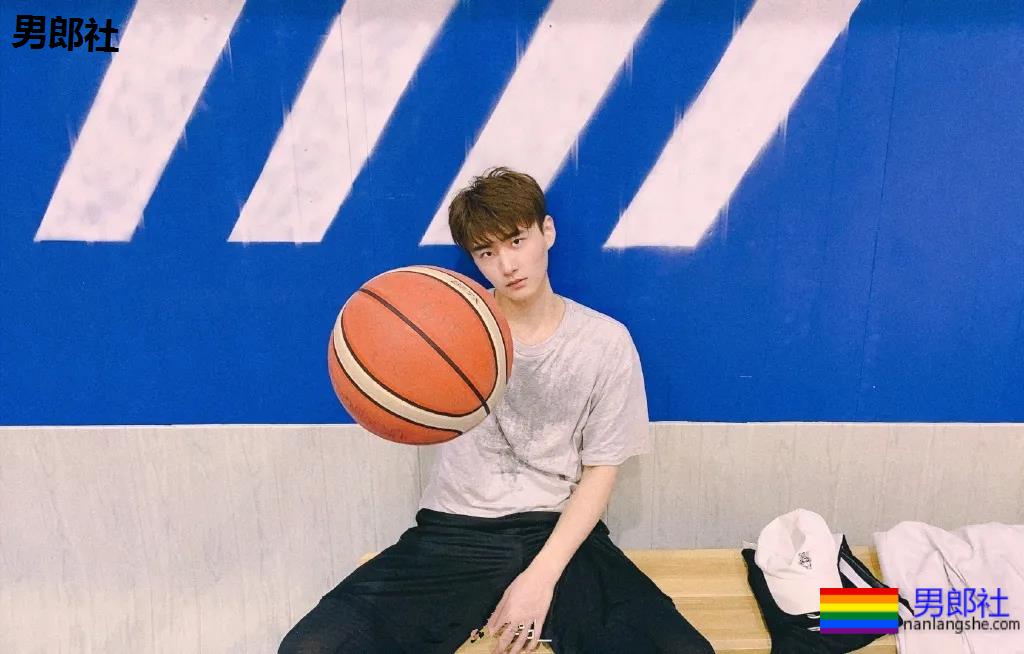 让何炅弯腰运动小狼狗火上热搜！体育生私教素人肌肉男，这都有! - 51虹马