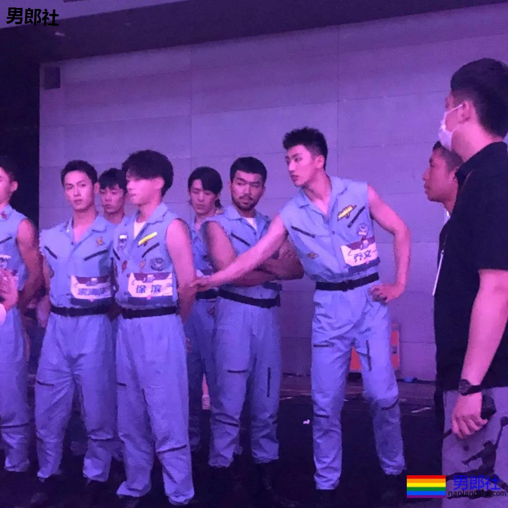 让何炅弯腰运动小狼狗火上热搜！体育生私教素人肌肉男，这都有! - 51虹马