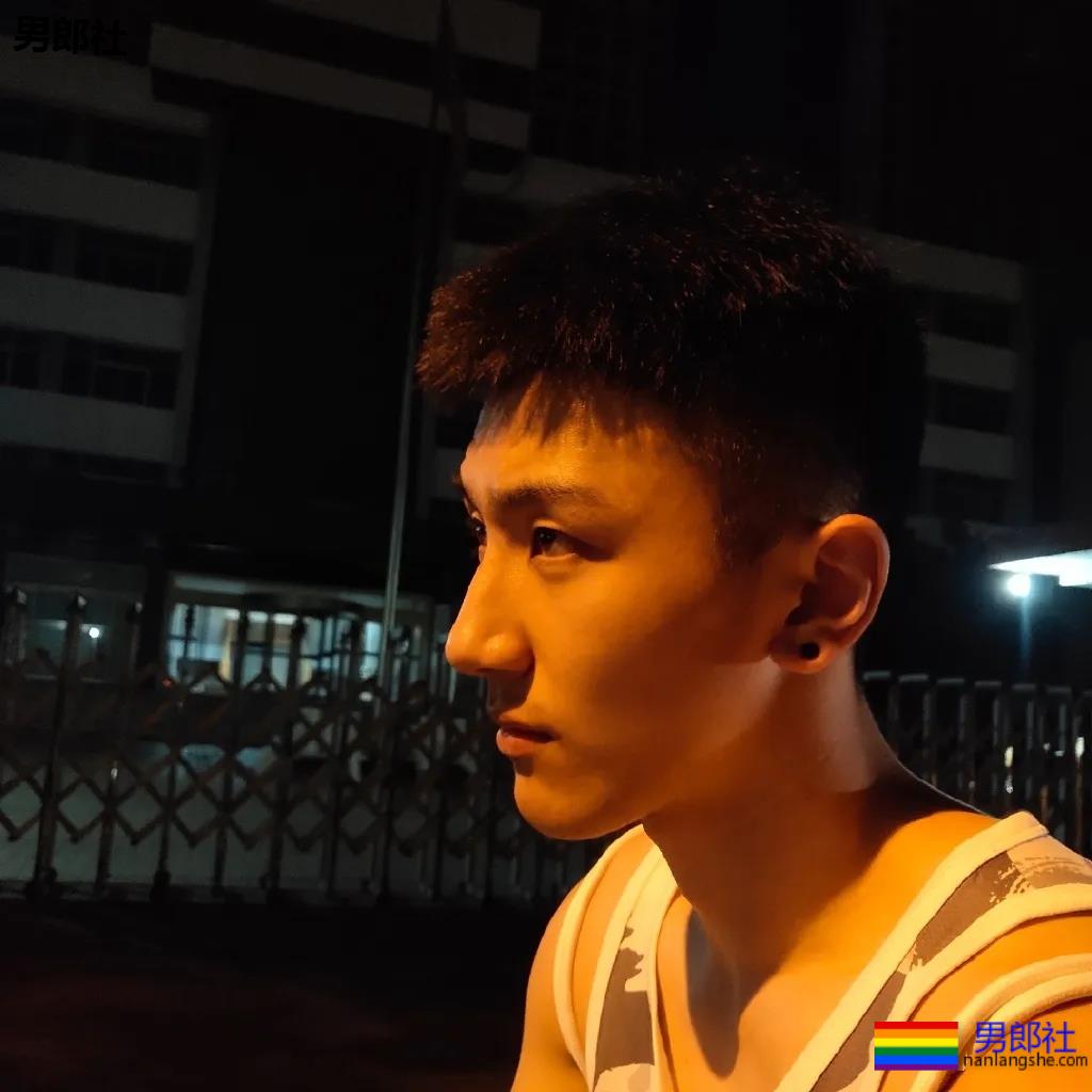 让何炅弯腰运动小狼狗火上热搜！体育生私教素人肌肉男，这都有! - 51虹马