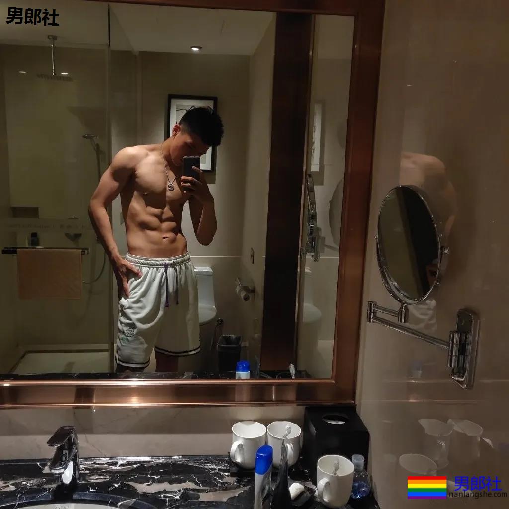 让何炅弯腰运动小狼狗火上热搜！体育生私教素人肌肉男，这都有! - 51虹马