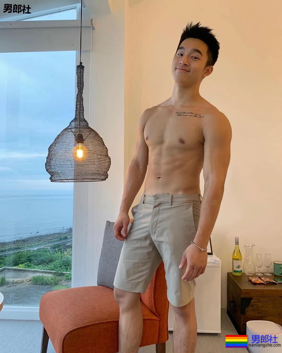 奶凶寸头游泳教练火了,穿短裤比汪小菲还好看! - 51虹马 奶凶寸头游泳教练火了,穿短裤比汪小菲还好看! - 51虹马