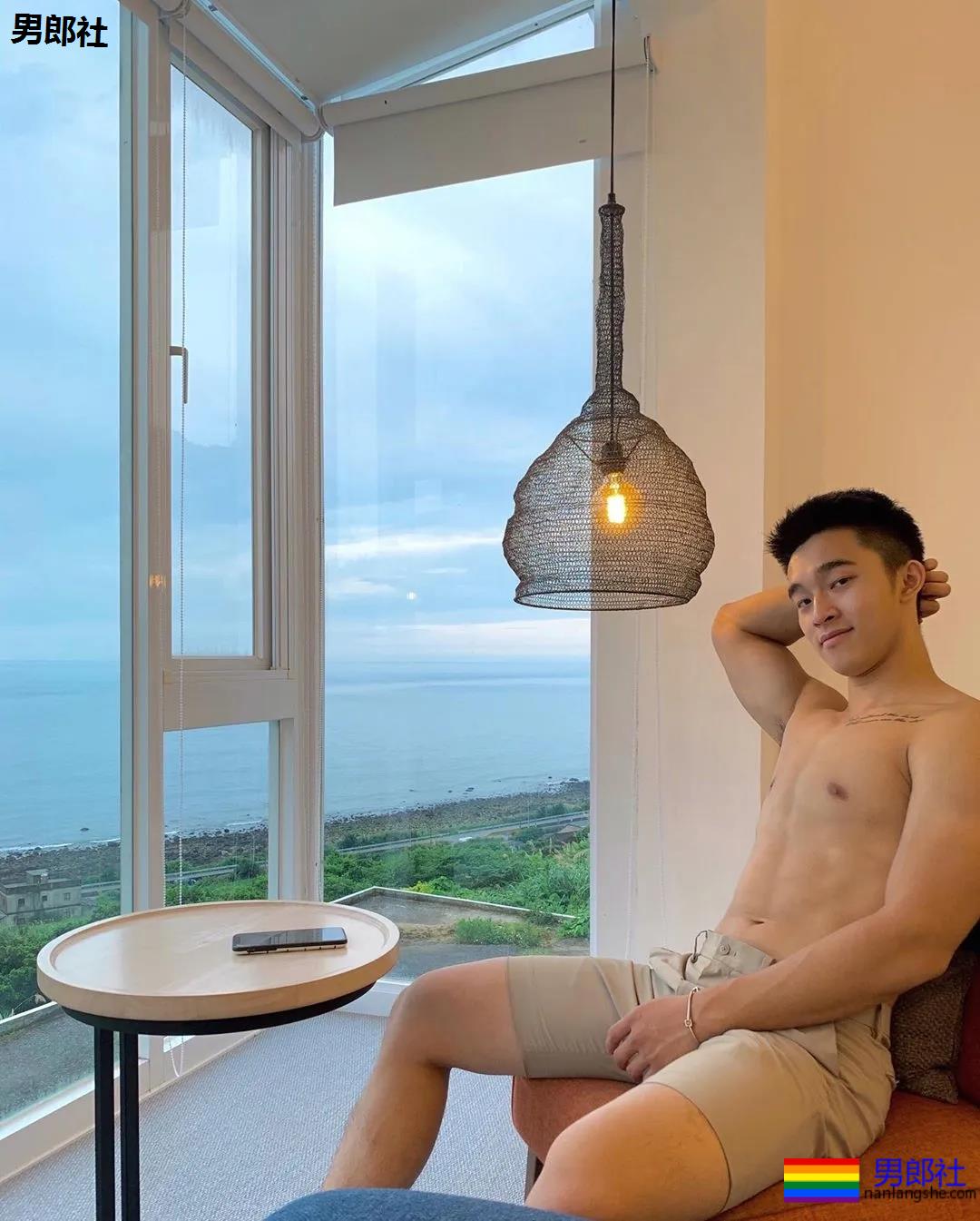 奶凶寸头游泳教练火了,穿短裤比汪小菲还好看! - 51虹马 奶凶寸头游泳教练火了,穿短裤比汪小菲还好看! - 51虹马