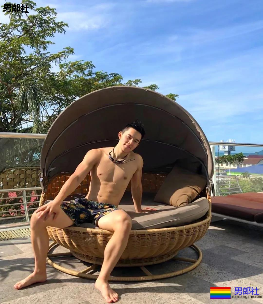 奶凶寸头游泳教练火了,穿短裤比汪小菲还好看! - 51虹马 奶凶寸头游泳教练火了,穿短裤比汪小菲还好看! - 51虹马