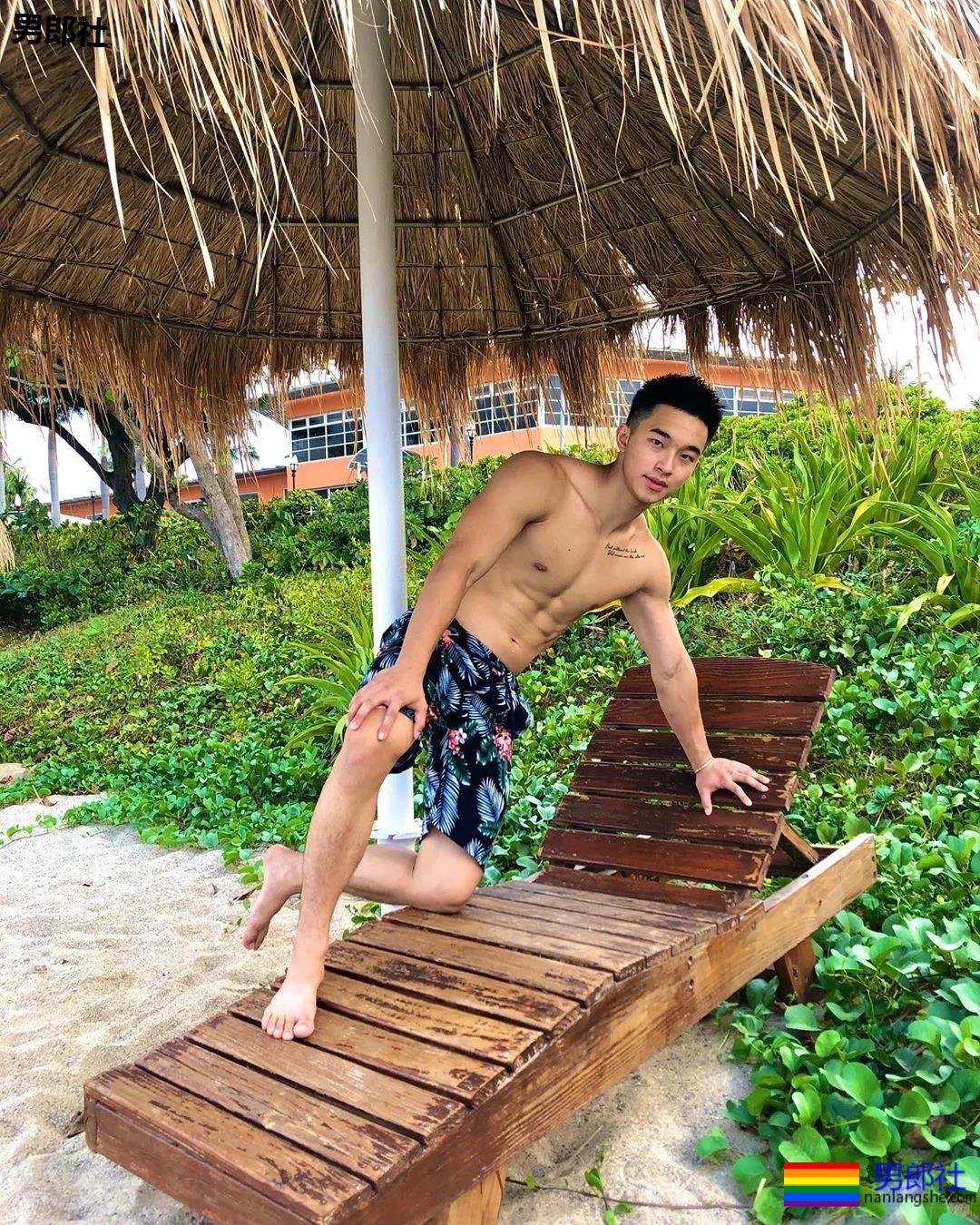 奶凶寸头游泳教练火了,穿短裤比汪小菲还好看! - 51虹马 奶凶寸头游泳教练火了,穿短裤比汪小菲还好看! - 51虹马