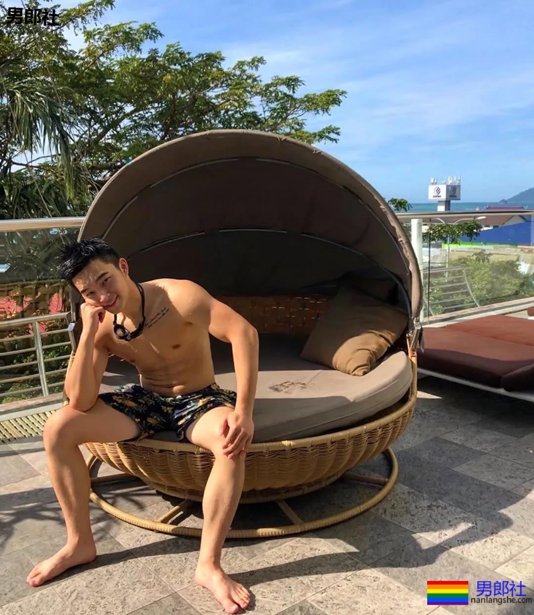 奶凶寸头游泳教练火了,穿短裤比汪小菲还好看! - 51虹马 奶凶寸头游泳教练火了,穿短裤比汪小菲还好看! - 51虹马