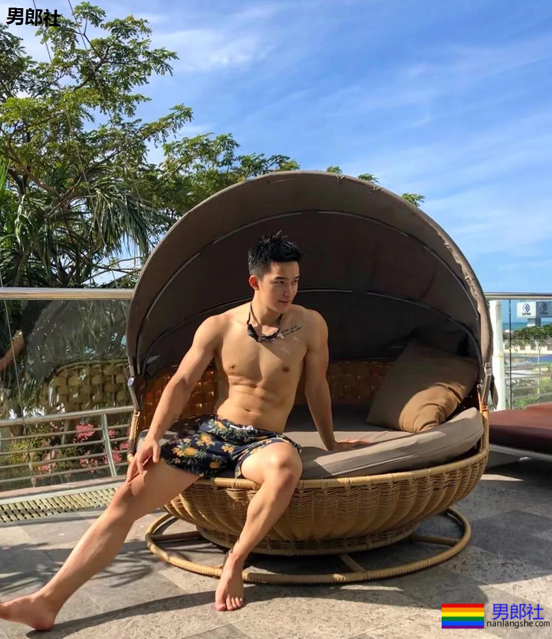 奶凶寸头游泳教练火了,穿短裤比汪小菲还好看! - 51虹马 奶凶寸头游泳教练火了,穿短裤比汪小菲还好看! - 51虹马