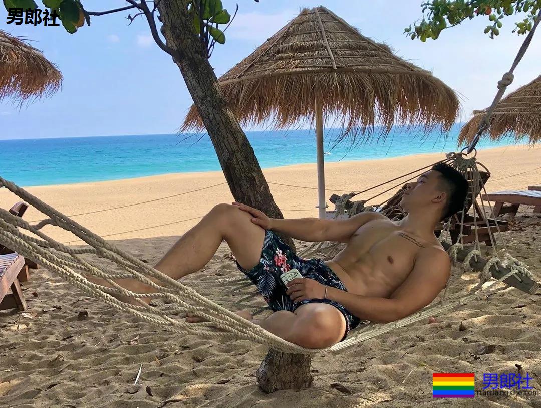 奶凶寸头游泳教练火了,穿短裤比汪小菲还好看! - 51虹马 奶凶寸头游泳教练火了,穿短裤比汪小菲还好看! - 51虹马