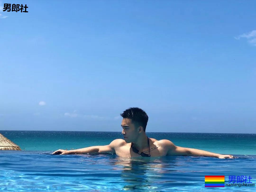 奶凶寸头游泳教练火了,穿短裤比汪小菲还好看! - 51虹马 奶凶寸头游泳教练火了,穿短裤比汪小菲还好看! - 51虹马