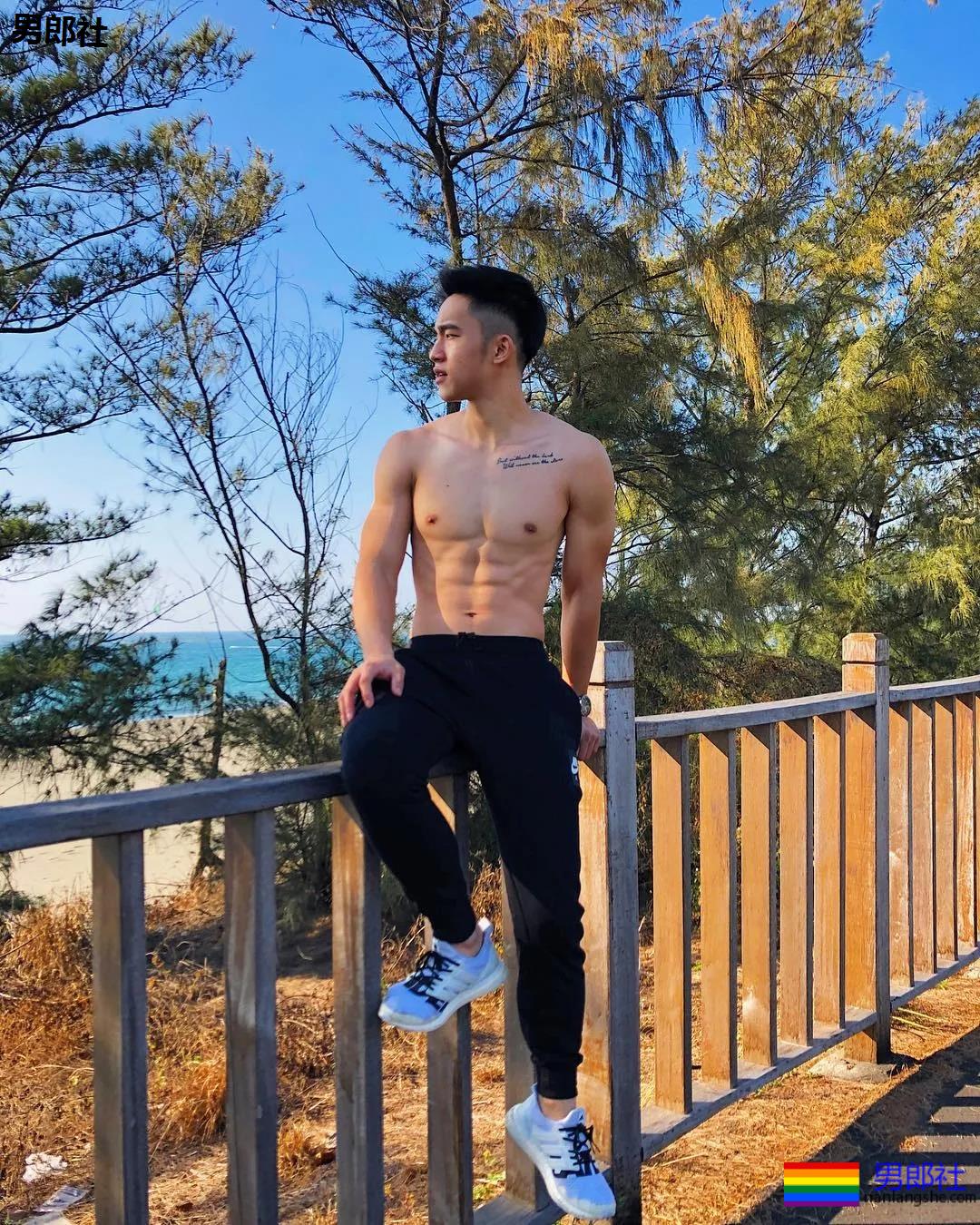 奶凶寸头游泳教练火了,穿短裤比汪小菲还好看! - 51虹马 奶凶寸头游泳教练火了,穿短裤比汪小菲还好看! - 51虹马