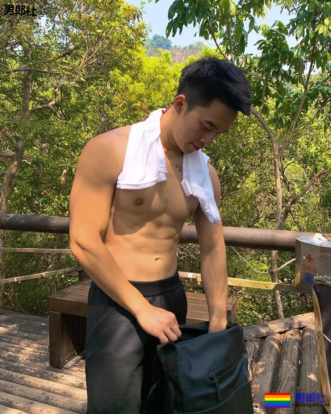 奶凶寸头游泳教练火了,穿短裤比汪小菲还好看! - 51虹马 奶凶寸头游泳教练火了,穿短裤比汪小菲还好看! - 51虹马