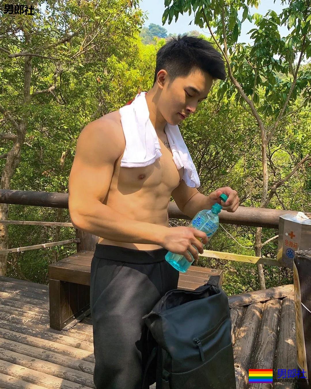 奶凶寸头游泳教练火了,穿短裤比汪小菲还好看! - 51虹马 奶凶寸头游泳教练火了,穿短裤比汪小菲还好看! - 51虹马