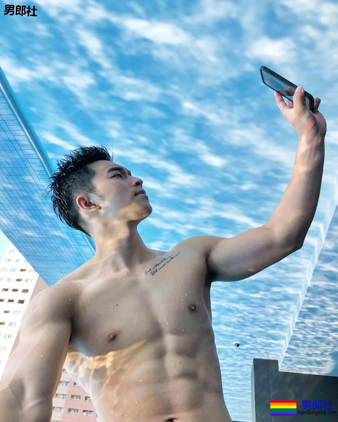 奶凶寸头游泳教练火了,穿短裤比汪小菲还好看! - 51虹马 奶凶寸头游泳教练火了,穿短裤比汪小菲还好看! - 51虹马