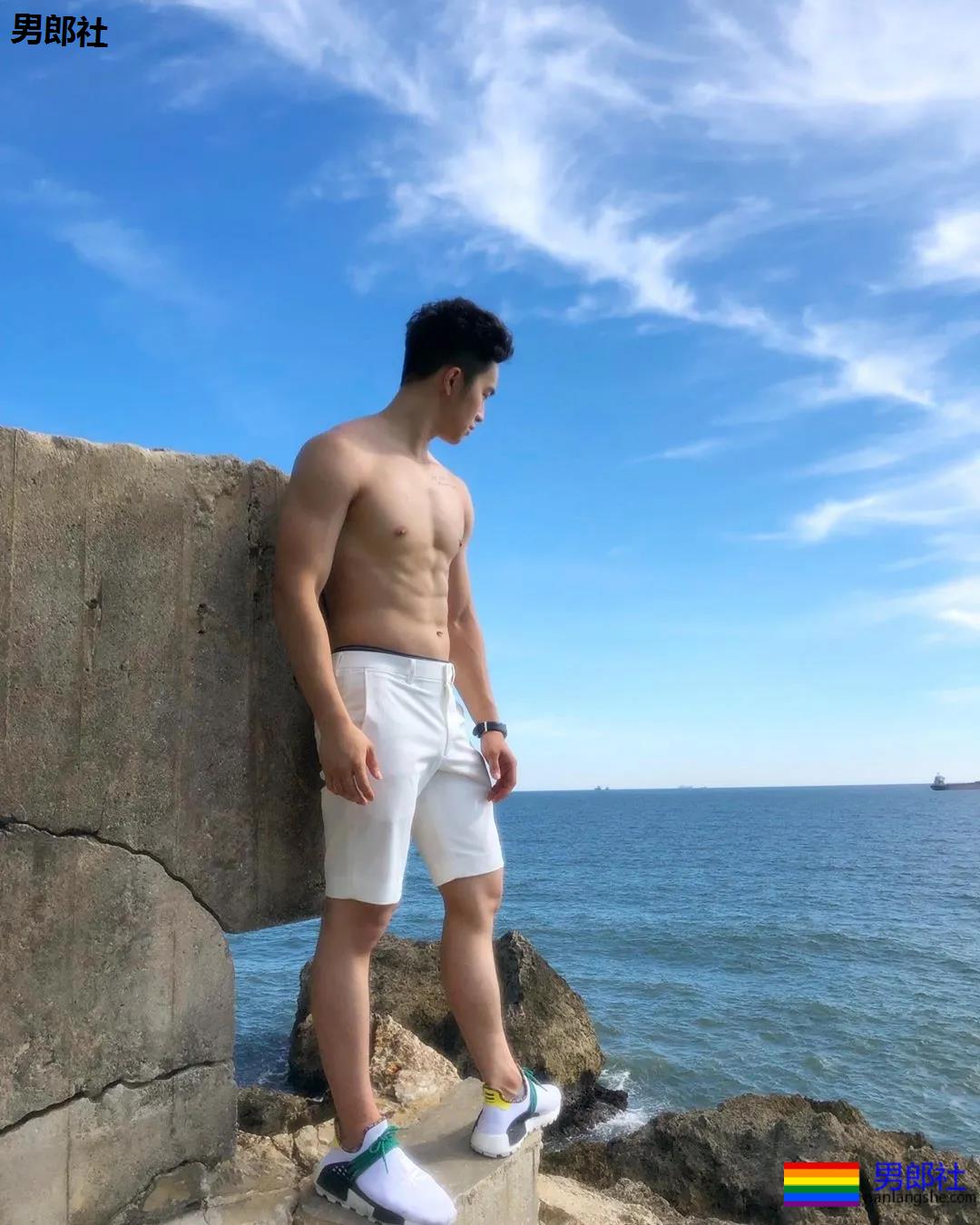 奶凶寸头游泳教练火了,穿短裤比汪小菲还好看! - 51虹马 奶凶寸头游泳教练火了,穿短裤比汪小菲还好看! - 51虹马