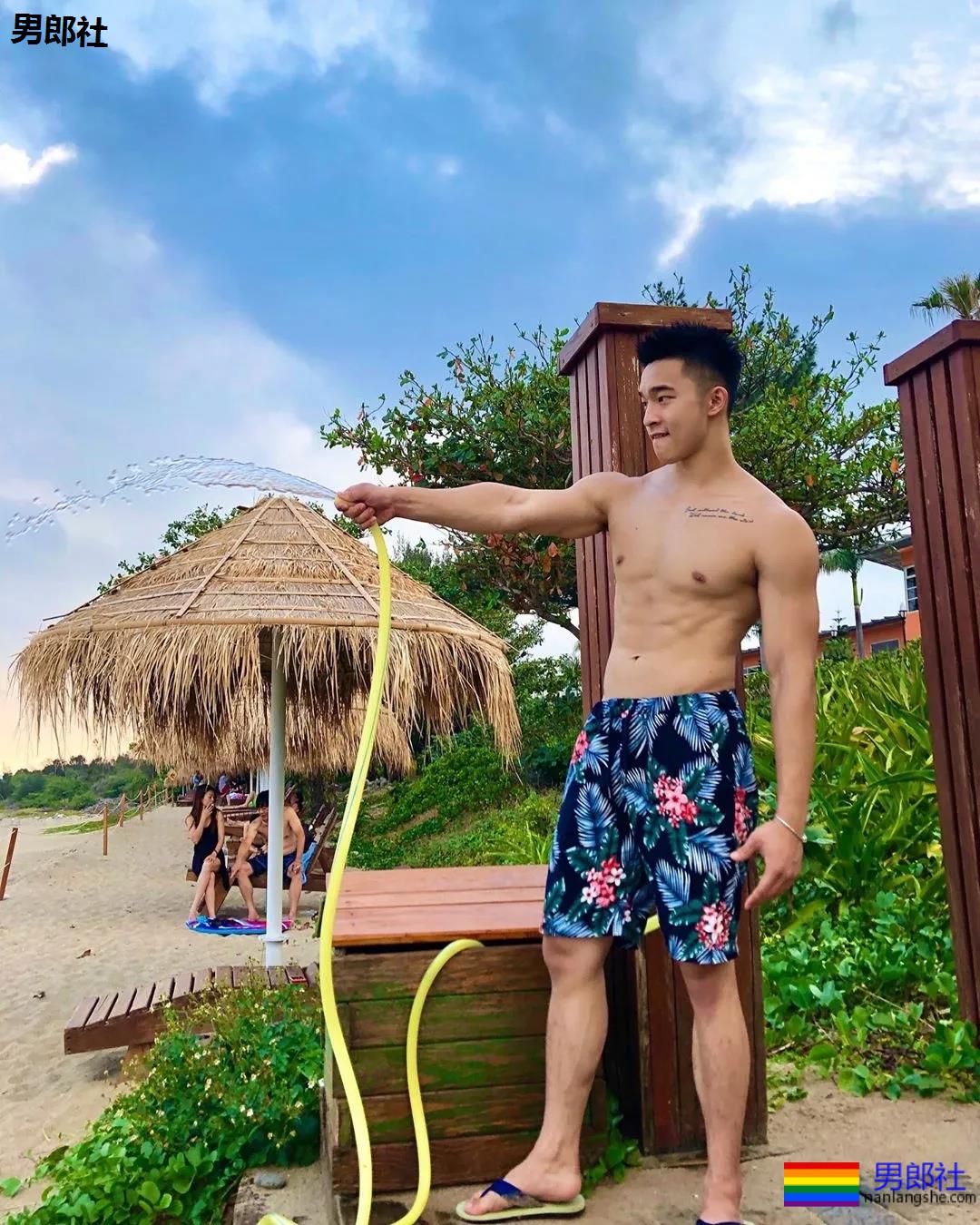 奶凶寸头游泳教练火了,穿短裤比汪小菲还好看! - 51虹马 奶凶寸头游泳教练火了,穿短裤比汪小菲还好看! - 51虹马