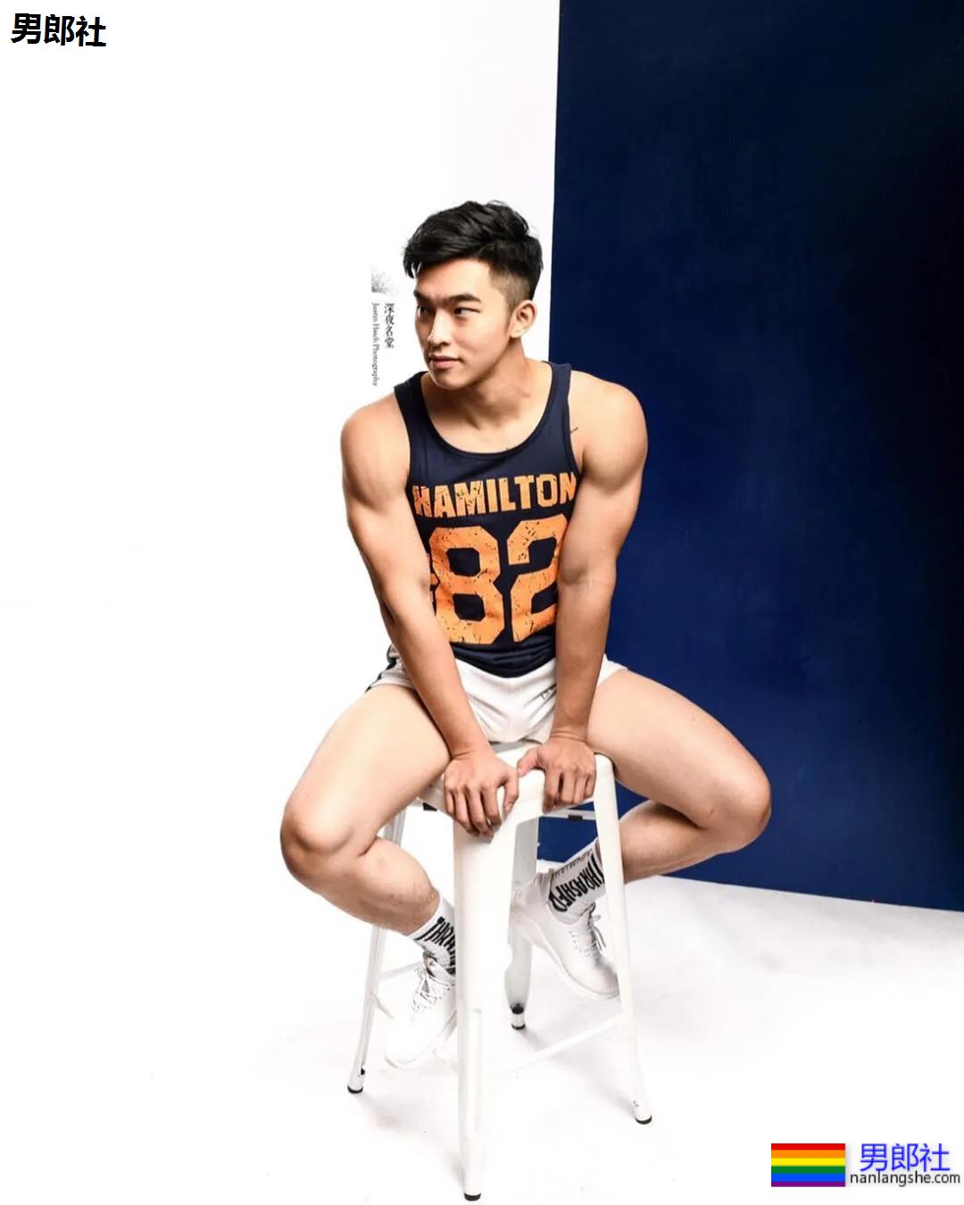 奶凶寸头游泳教练火了,穿短裤比汪小菲还好看! - 51虹马 奶凶寸头游泳教练火了,穿短裤比汪小菲还好看! - 51虹马