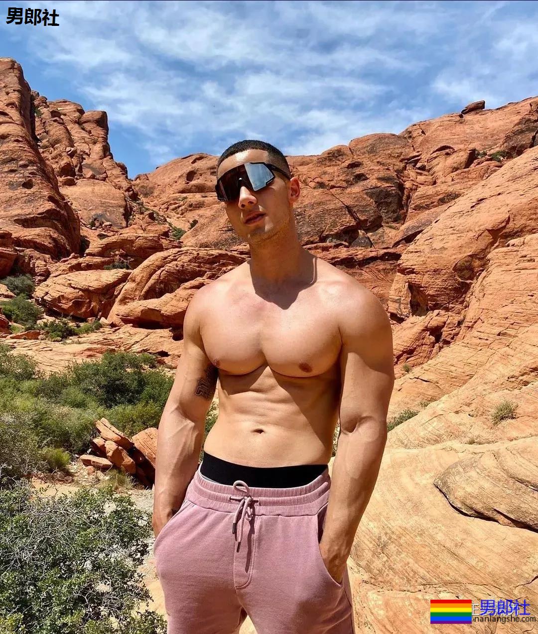 沙滩上遇胡渣型男，看了都想拥有他的大胸肌！ - 51虹马