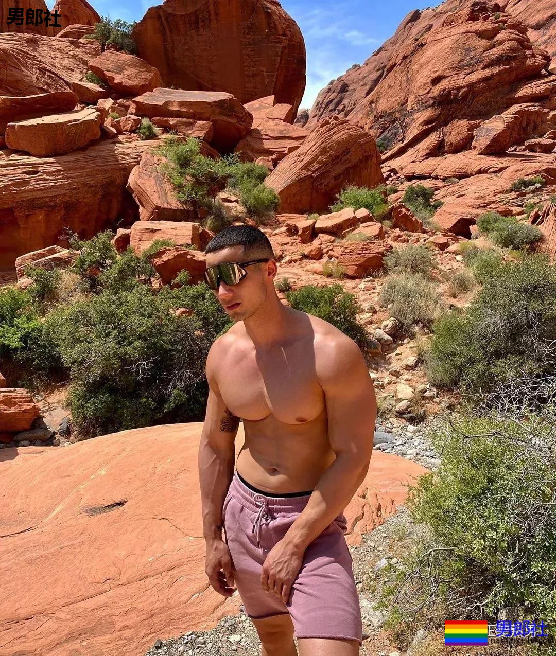 沙滩上遇胡渣型男，看了都想拥有他的大胸肌！ - 51虹马