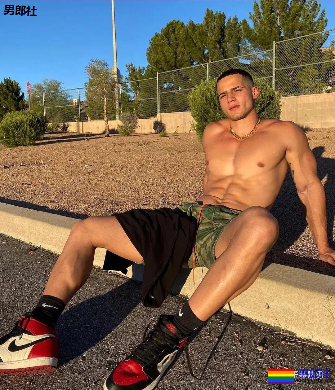 沙滩上遇胡渣型男，看了都想拥有他的大胸肌！ - 51虹马