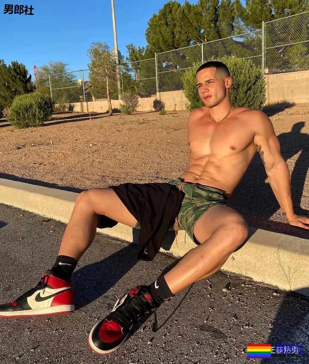 沙滩上遇胡渣型男，看了都想拥有他的大胸肌！ - 51虹马