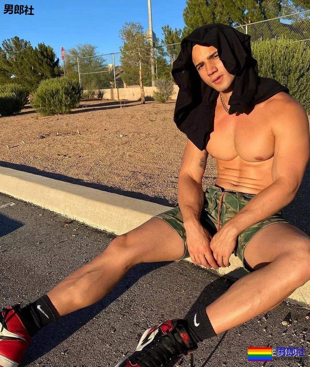 沙滩上遇胡渣型男，看了都想拥有他的大胸肌！ - 51虹马