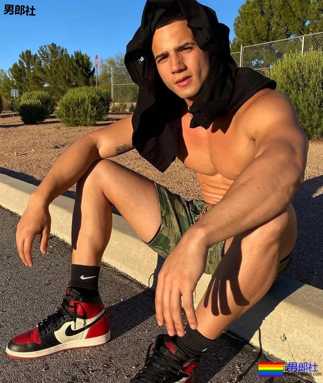 沙滩上遇胡渣型男，看了都想拥有他的大胸肌！ - 51虹马