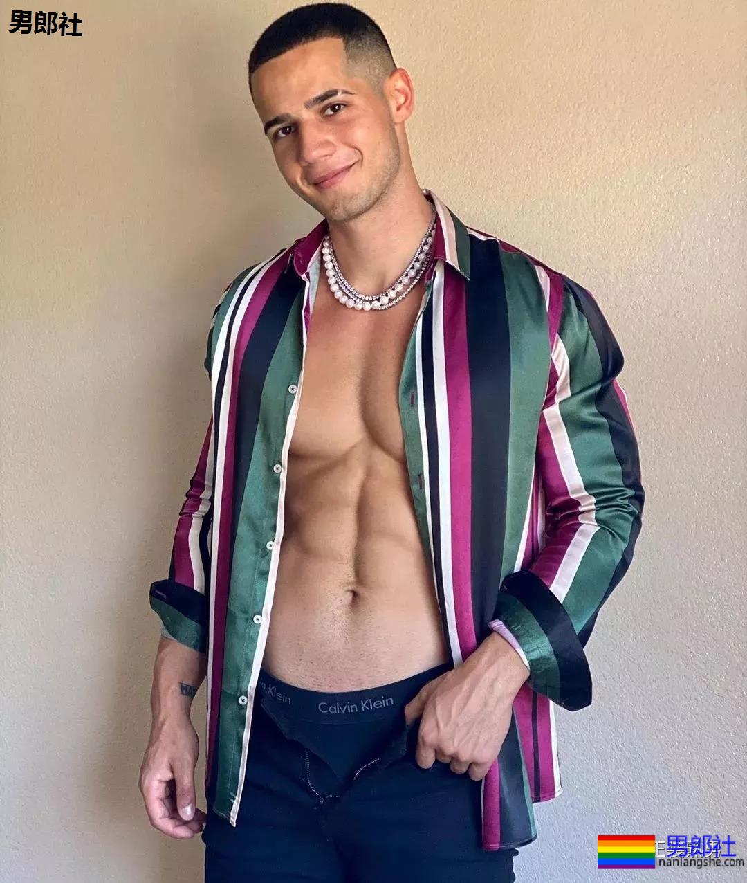 沙滩上遇胡渣型男，看了都想拥有他的大胸肌！ - 51虹马