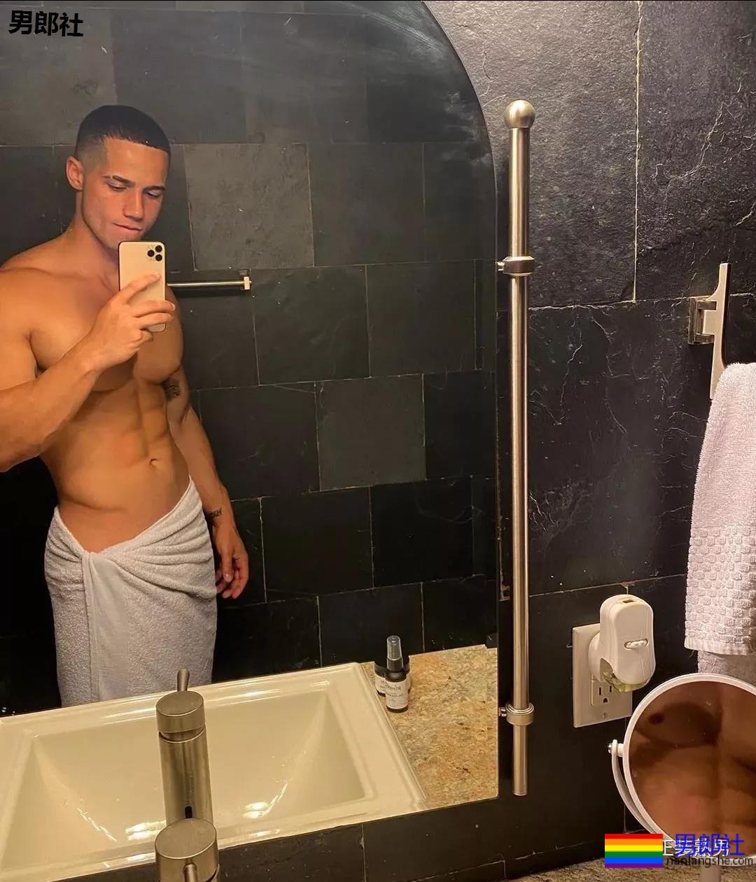 沙滩上遇胡渣型男，看了都想拥有他的大胸肌！ - 51虹马