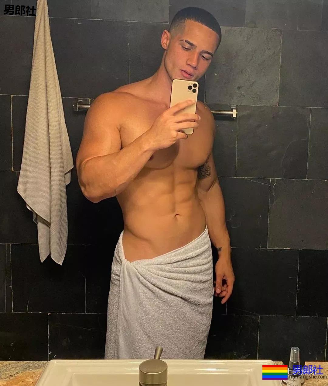 沙滩上遇胡渣型男，看了都想拥有他的大胸肌！ - 51虹马