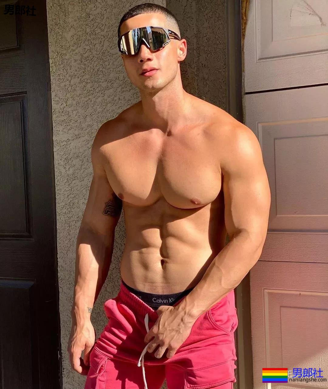 沙滩上遇胡渣型男，看了都想拥有他的大胸肌！ - 51虹马