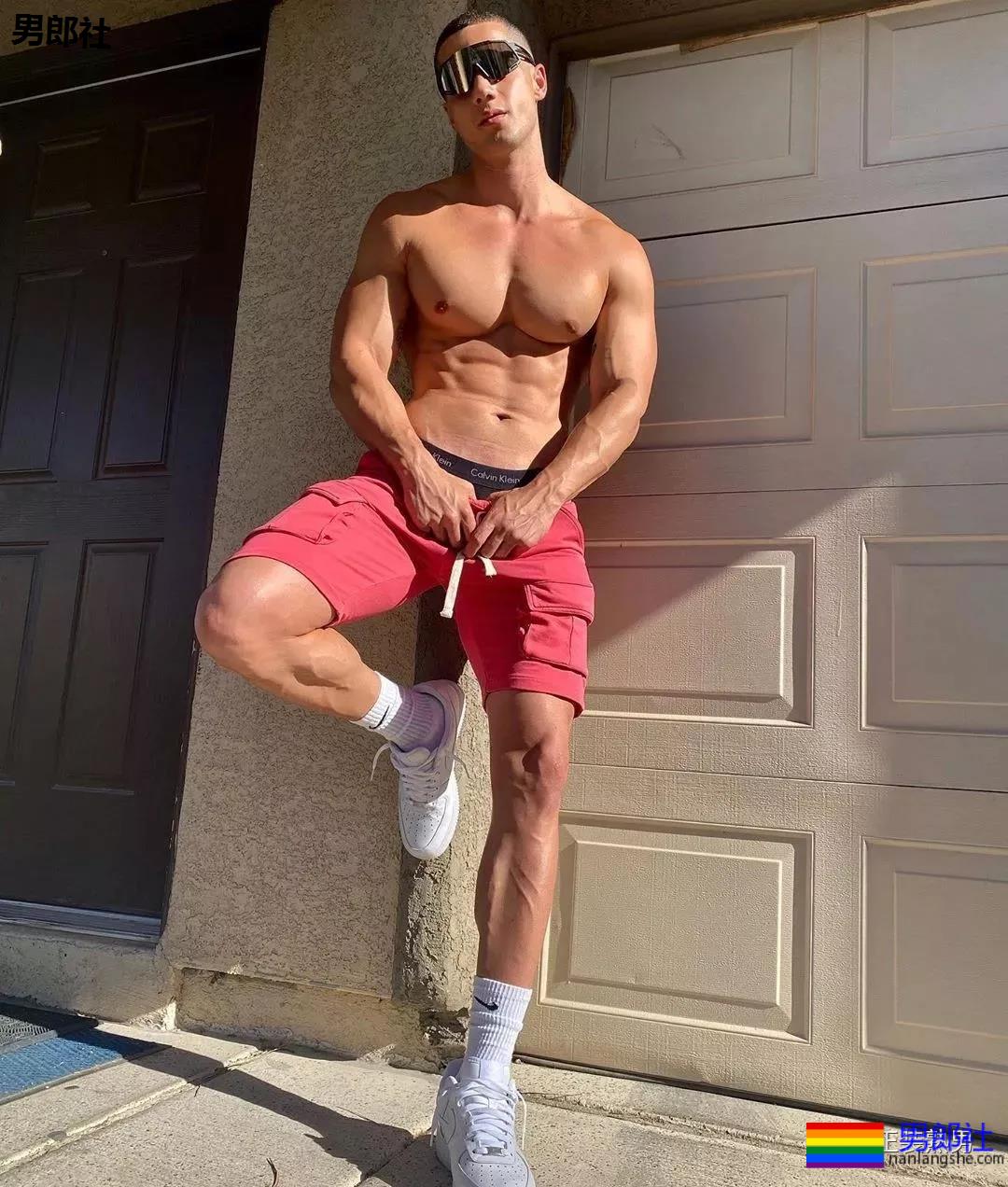 沙滩上遇胡渣型男，看了都想拥有他的大胸肌！ - 51虹马