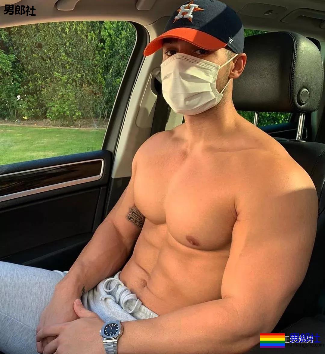 沙滩上遇胡渣型男，看了都想拥有他的大胸肌！ - 51虹马