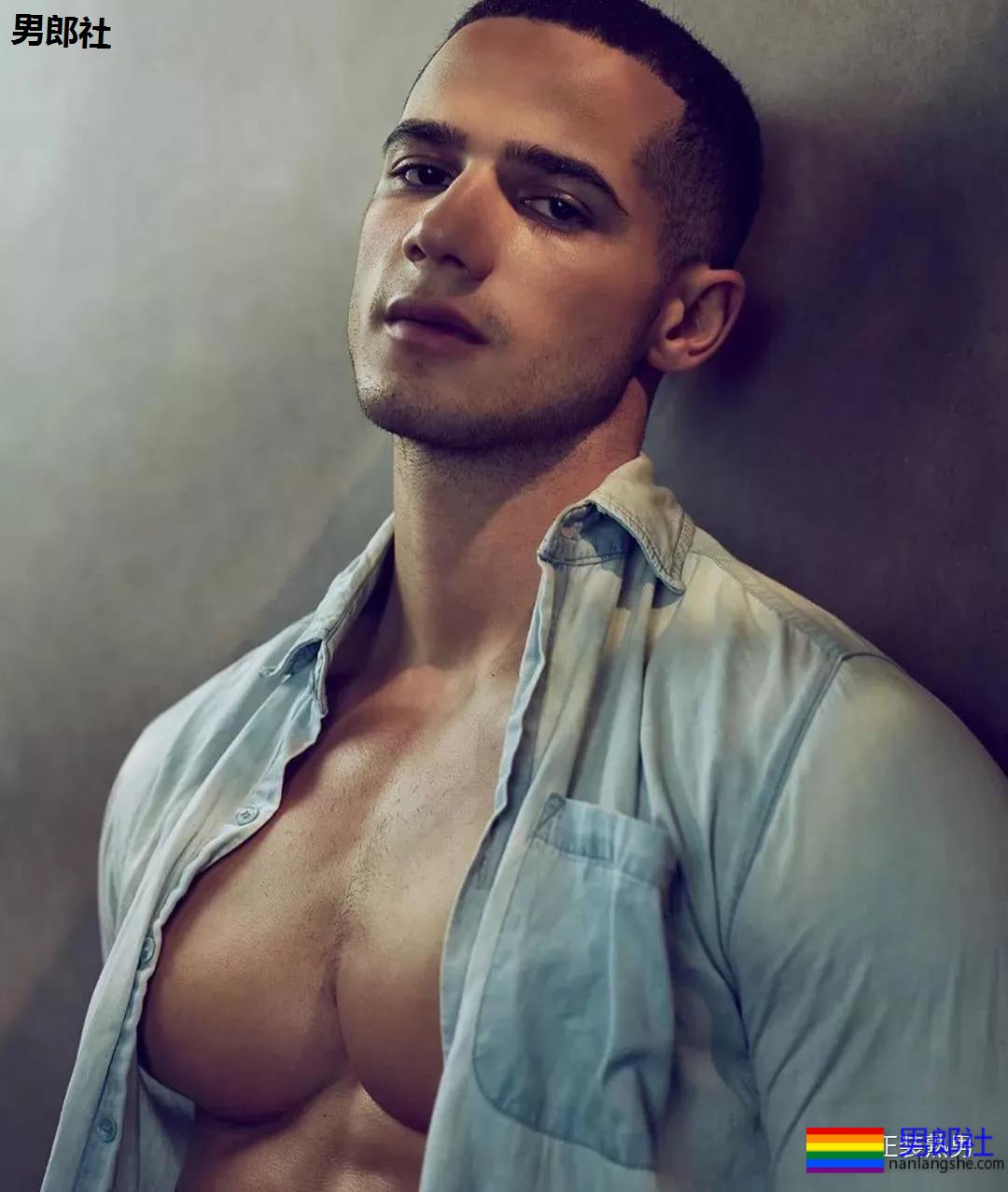 沙滩上遇胡渣型男，看了都想拥有他的大胸肌！ - 51虹马