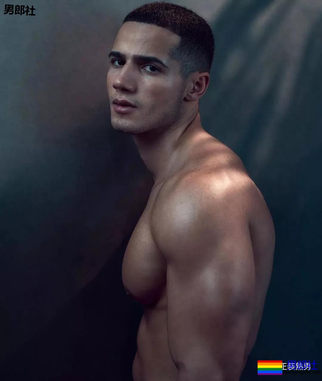 沙滩上遇胡渣型男，看了都想拥有他的大胸肌！ - 51虹马