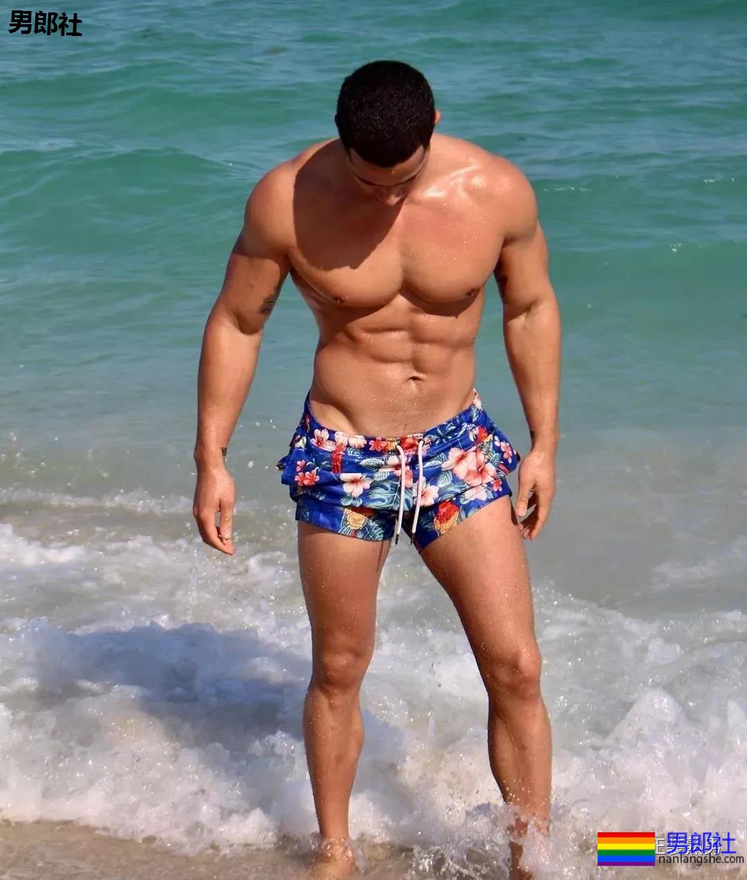 沙滩上遇胡渣型男，看了都想拥有他的大胸肌！ - 51虹马