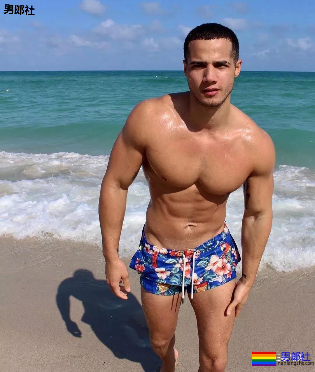 沙滩上遇胡渣型男，看了都想拥有他的大胸肌！ - 51虹马