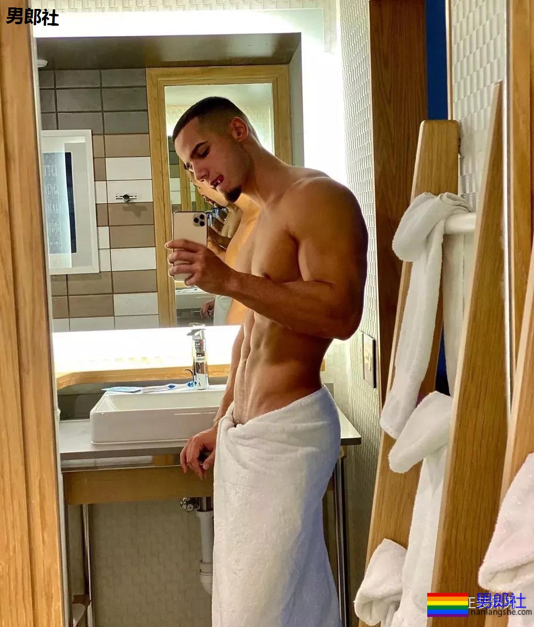 沙滩上遇胡渣型男，看了都想拥有他的大胸肌！ - 51虹马