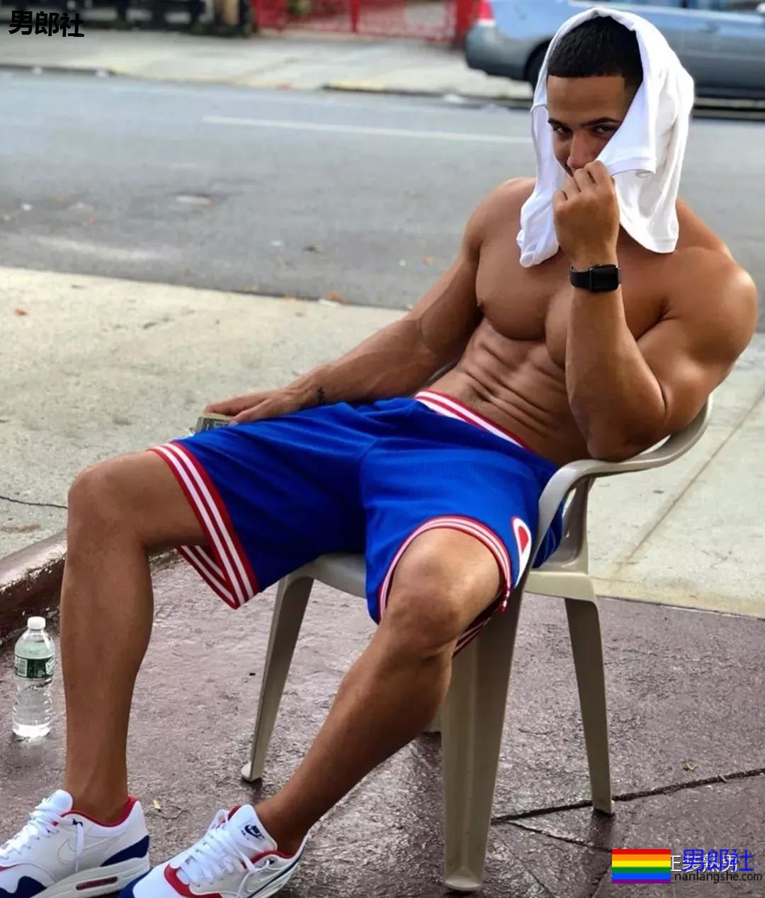 沙滩上遇胡渣型男，看了都想拥有他的大胸肌！ - 51虹马