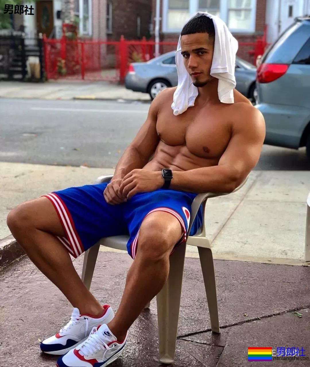 沙滩上遇胡渣型男，看了都想拥有他的大胸肌！ - 51虹马