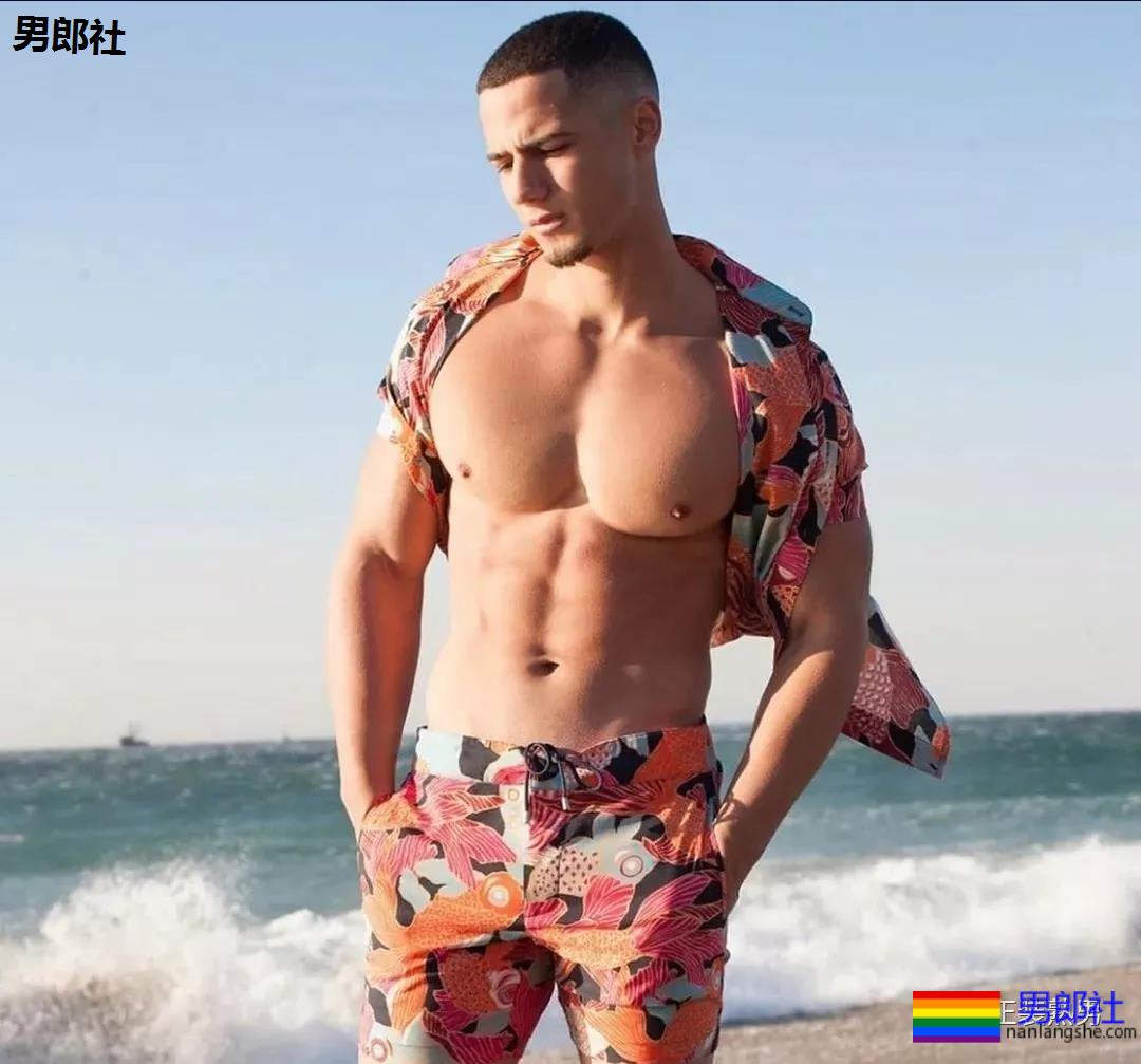 沙滩上遇胡渣型男，看了都想拥有他的大胸肌！ - 51虹马