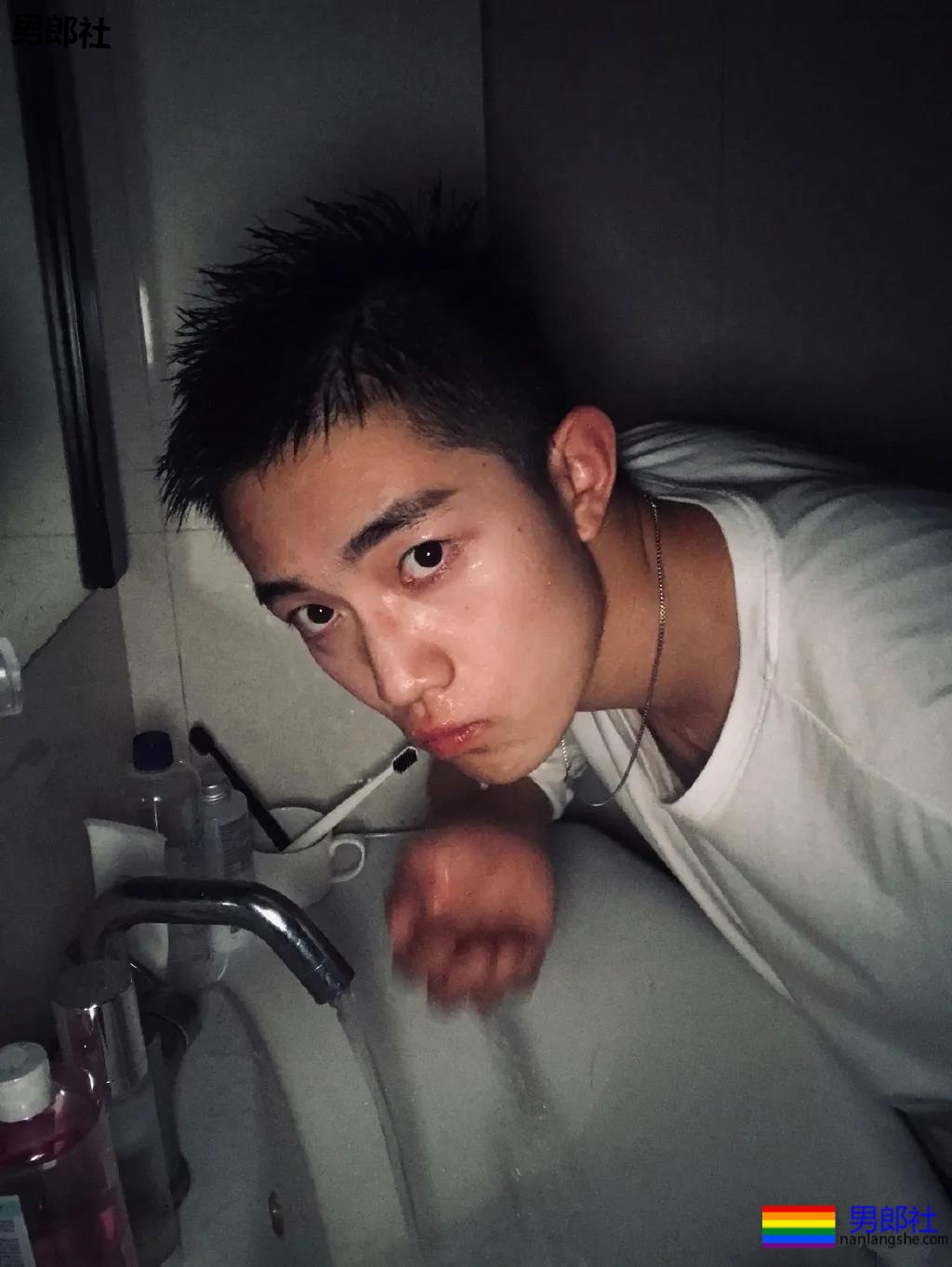 大鼻子薄肌小狼狗爱穿灰裤子，强大实力藏不住了！ - 51虹马