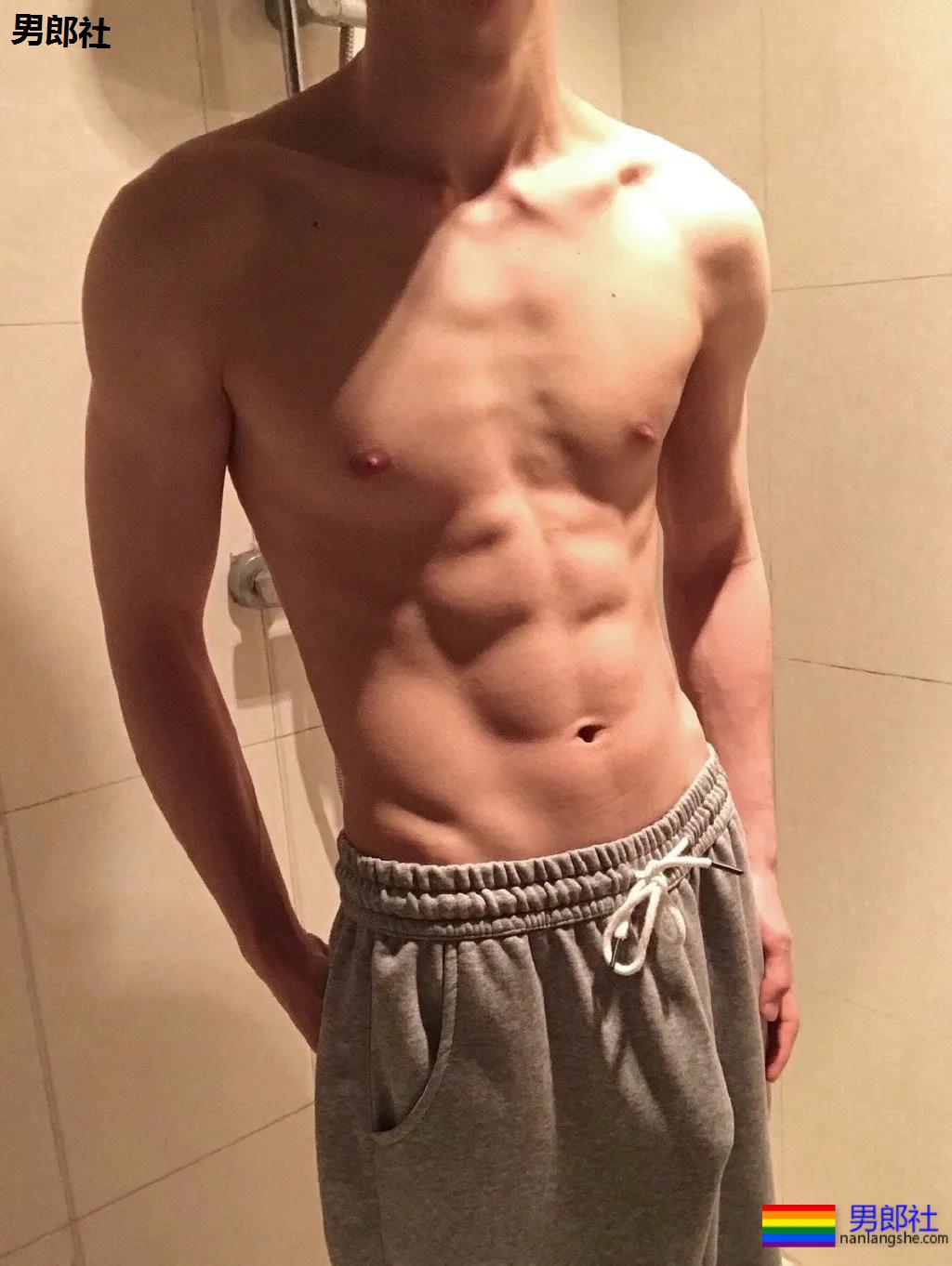 大鼻子薄肌小狼狗爱穿灰裤子，强大实力藏不住了！ - 51虹马