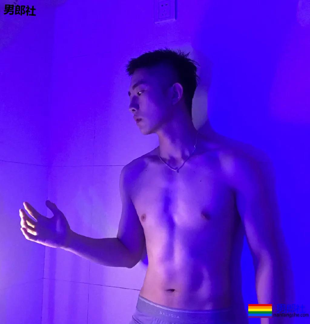 大鼻子薄肌小狼狗爱穿灰裤子，强大实力藏不住了！ - 51虹马