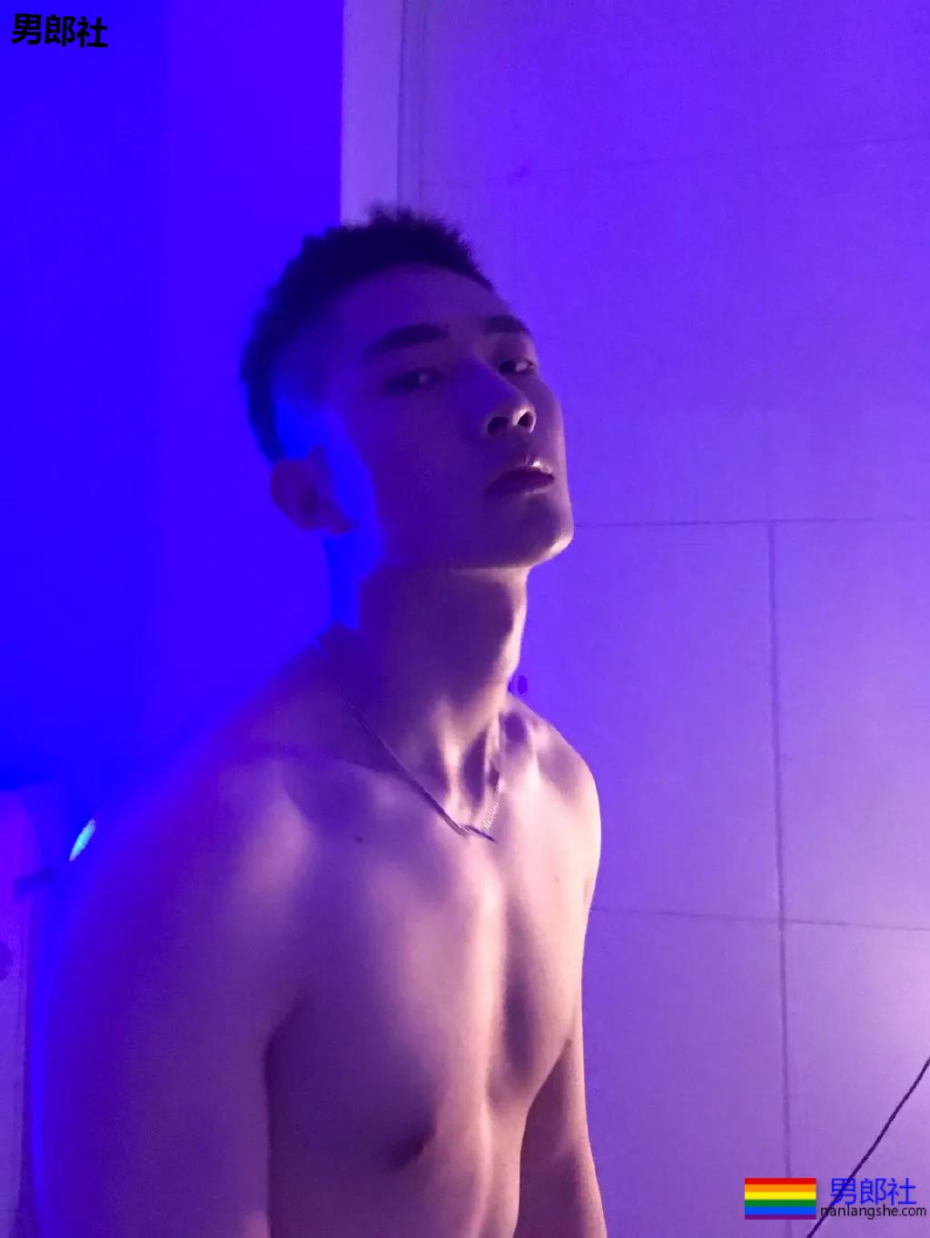 大鼻子薄肌小狼狗爱穿灰裤子，强大实力藏不住了！ - 51虹马