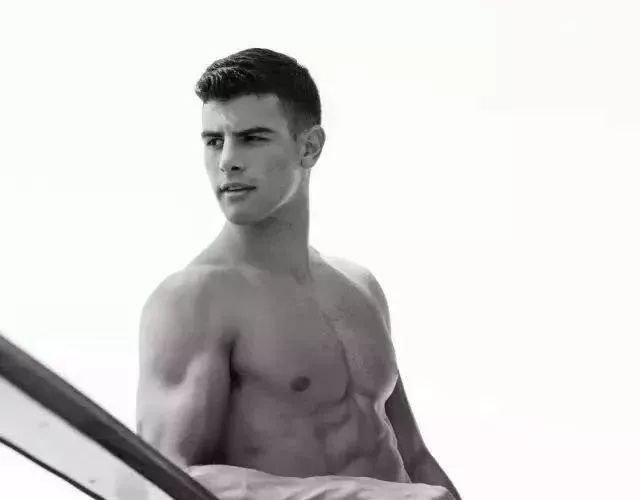 阳光帅气的肌肉男被大学室友掰弯后，我太难了！ - 51虹马