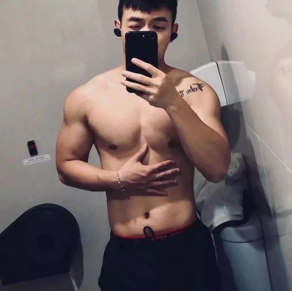 阳光帅气的肌肉男被大学室友掰弯后，我太难了！ - 51虹马