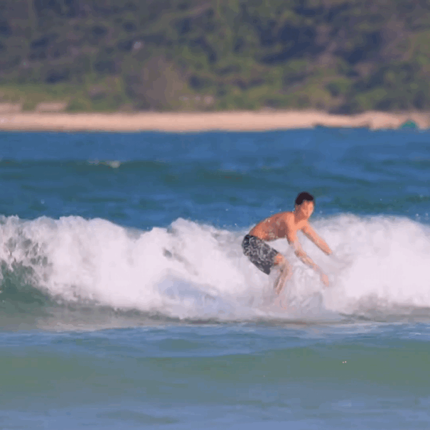 肖战队友海边冲浪晒肌肉，黝黑寸头肌肉小狼狗，够A！ - 51虹马
