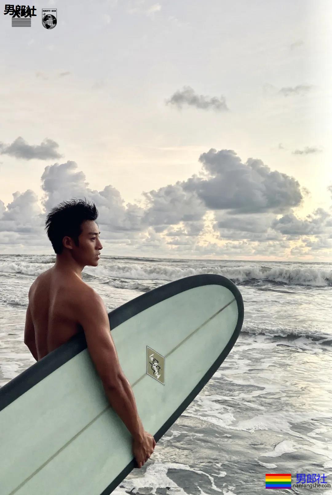 肖战队友海边冲浪晒肌肉，黝黑寸头肌肉小狼狗，够A！ - 51虹马