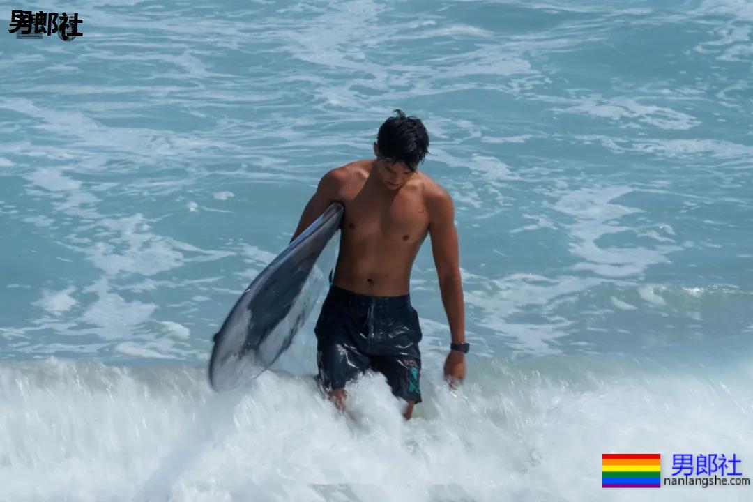 肖战队友海边冲浪晒肌肉，黝黑寸头肌肉小狼狗，够A！ - 51虹马