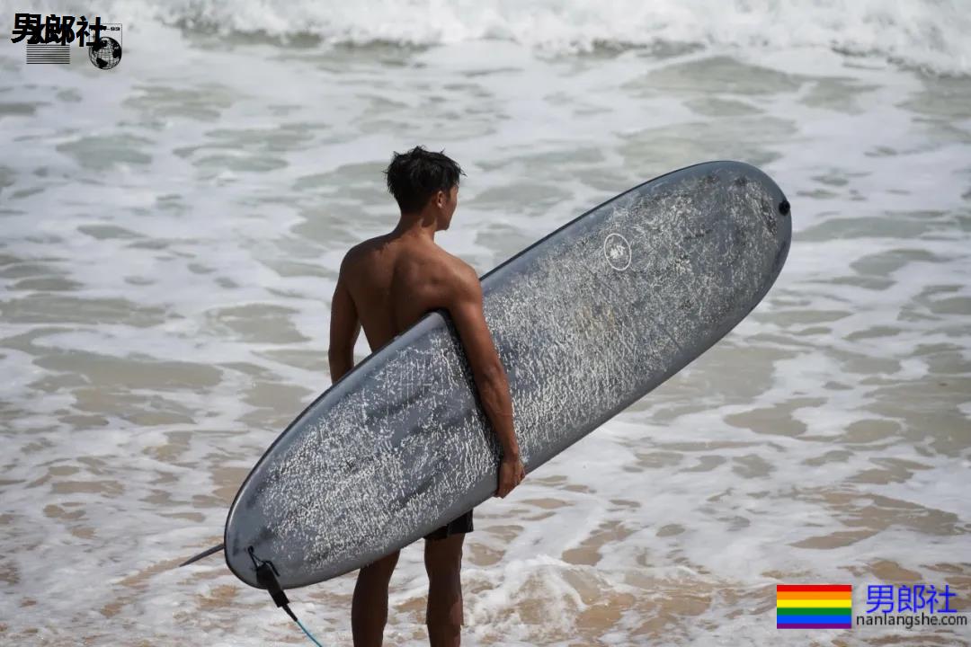 肖战队友海边冲浪晒肌肉，黝黑寸头肌肉小狼狗，够A！ - 51虹马
